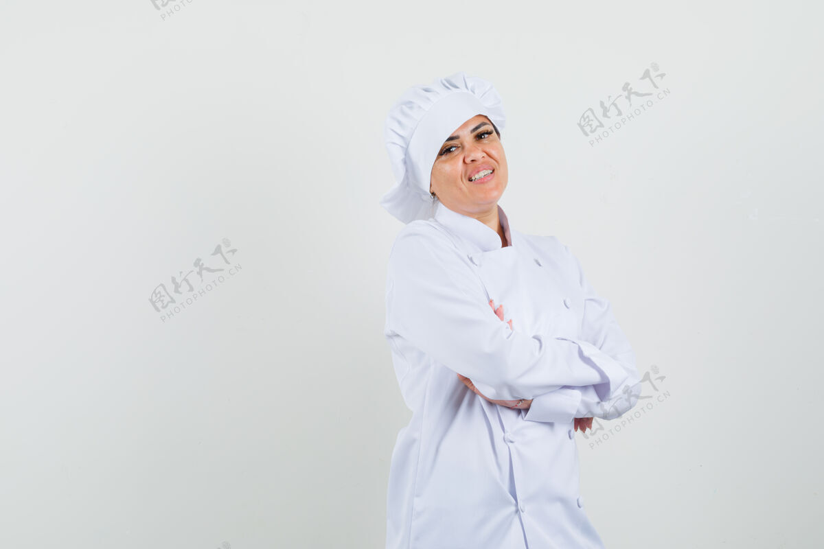 烹饪身穿白色制服的女厨师双手交叉站着 看上去很高兴工业食品柜台
