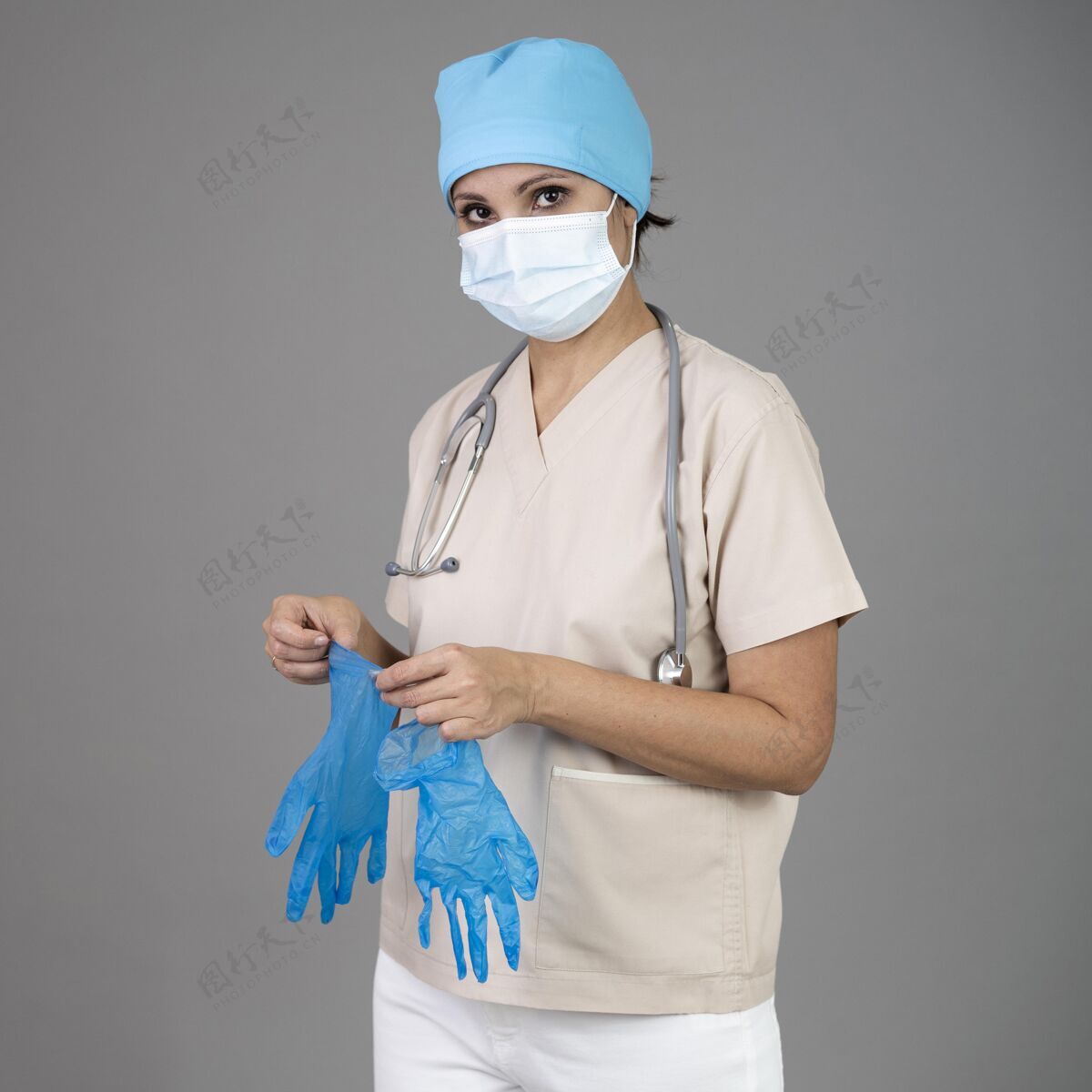 医疗戴着面罩和手套的中枪医生健康工作面罩