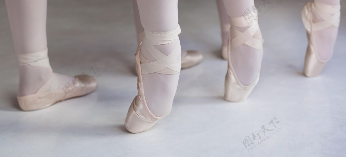 芭蕾舞演员专业芭蕾舞演员穿着尖头鞋一起训练舞蹈专业艺术
