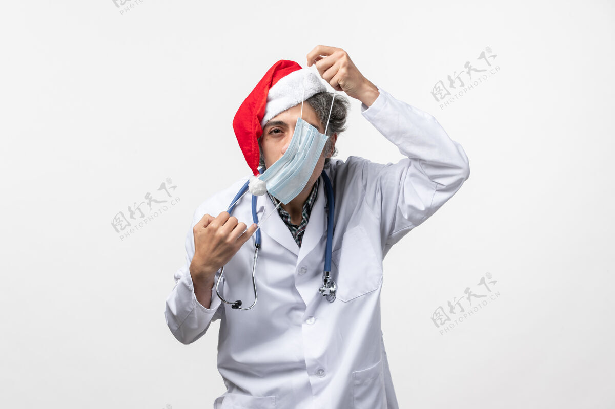 穿着正面图男医生戴着口罩在白墙上过年过节病毒柯维德制服听诊器成人