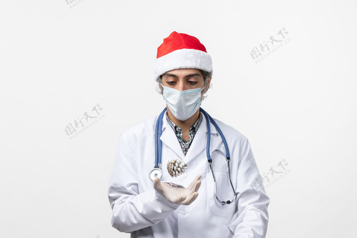 药品正面图男性医生拿着雪糕放在白色办公桌上-圣诞健康病毒外套护士医生