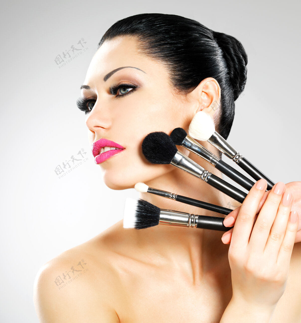 睫毛美丽的女人用化妆刷靠近她的脸美丽的女孩用化妆工具摆姿势粉漂亮画笔