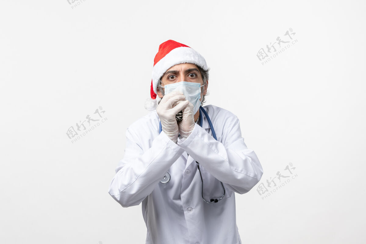 成人前视图男医生拿着白色地板上的锥形病毒健康病毒圣诞节实验室外套医生