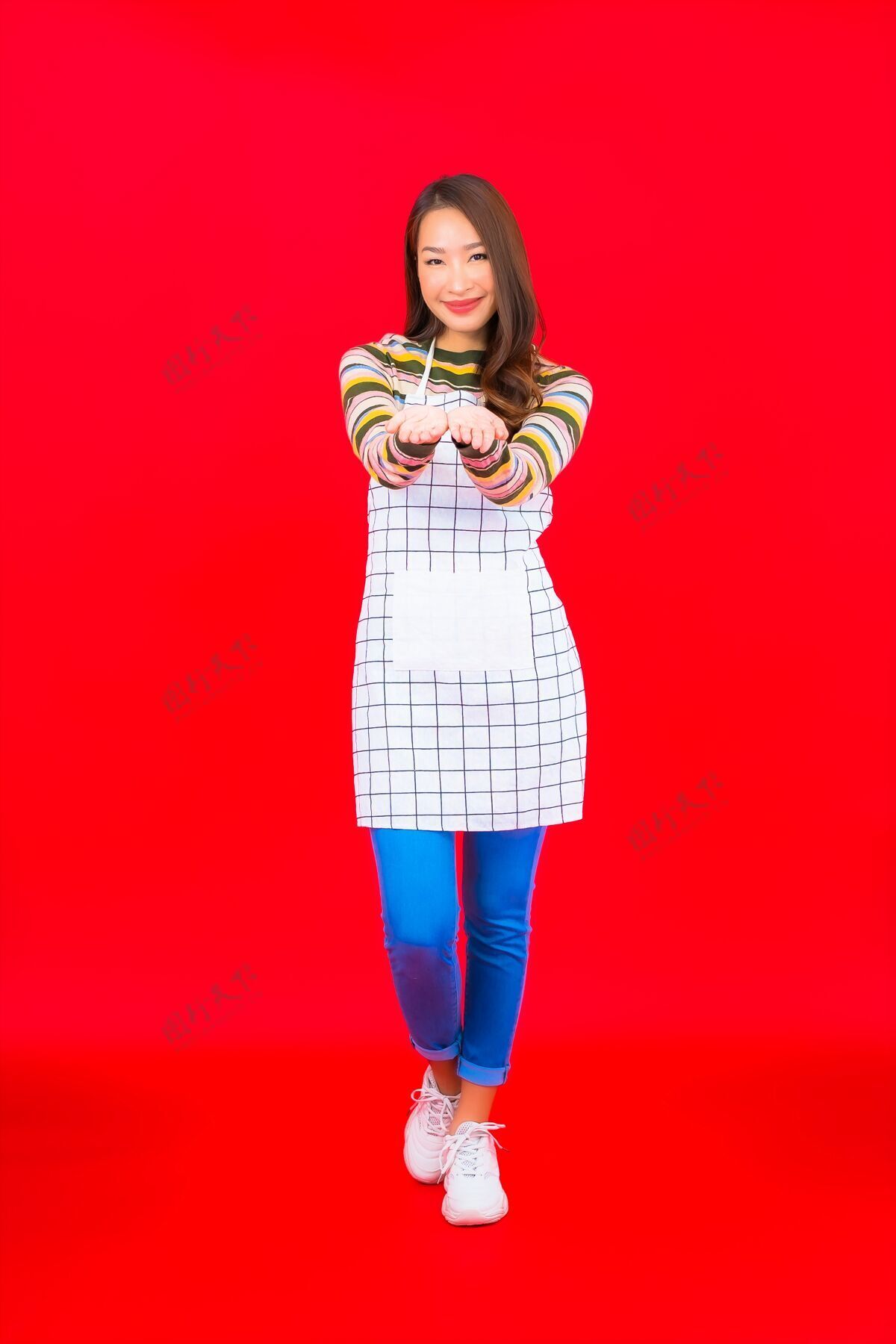 商务画像美丽的亚洲年轻女子在红墙上系围裙商店员工围裙