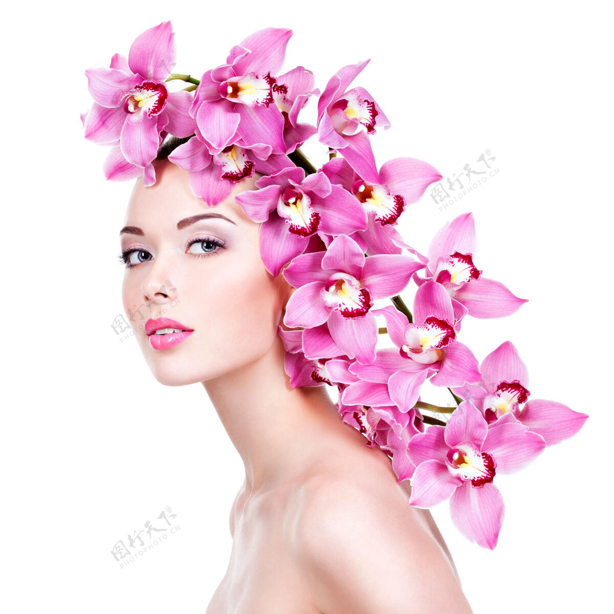 女人一位开着粉色花朵的美丽女人的肖像一位皮肤健康的漂亮成年女孩的肖像-隔离在白墙上清洁唇膏花瓣