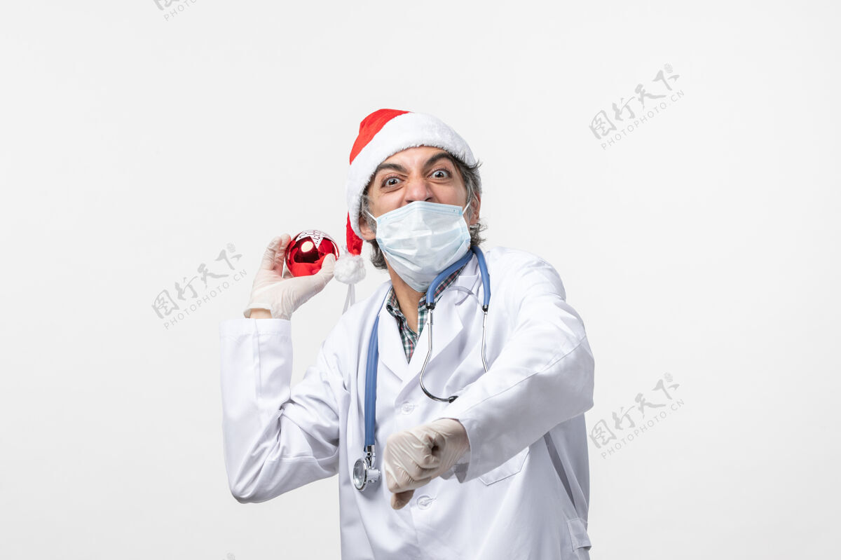 扔正面图男医生怒气冲冲地把玩具扔在白墙上健康假日病毒男医生病毒实验室外套