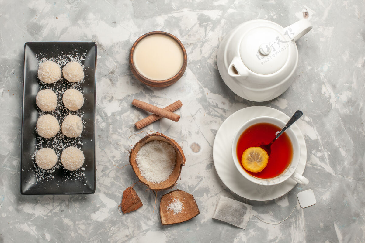 晚餐俯瞰椰子蛋糕和茶杯在白色的表面食品茶瓷器