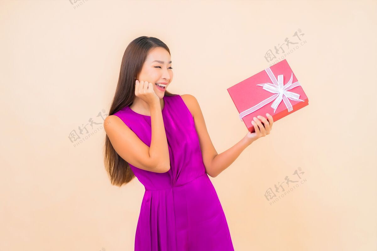 礼物肖像美丽的亚洲年轻女子与红色礼品盒的颜色隔离的背景喜悦周年纪念盒子