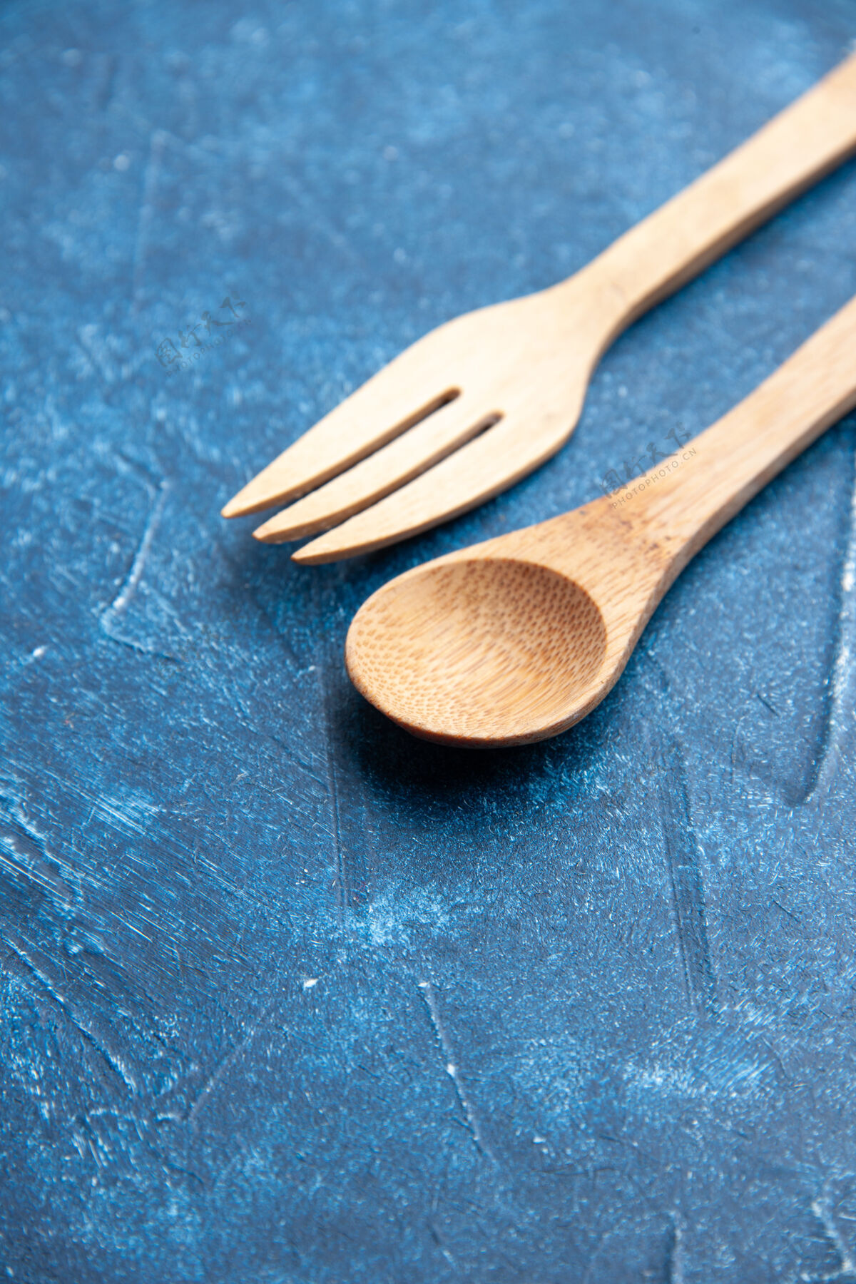 烹饪蓝色表面的木叉勺底视图晚餐叉子景观