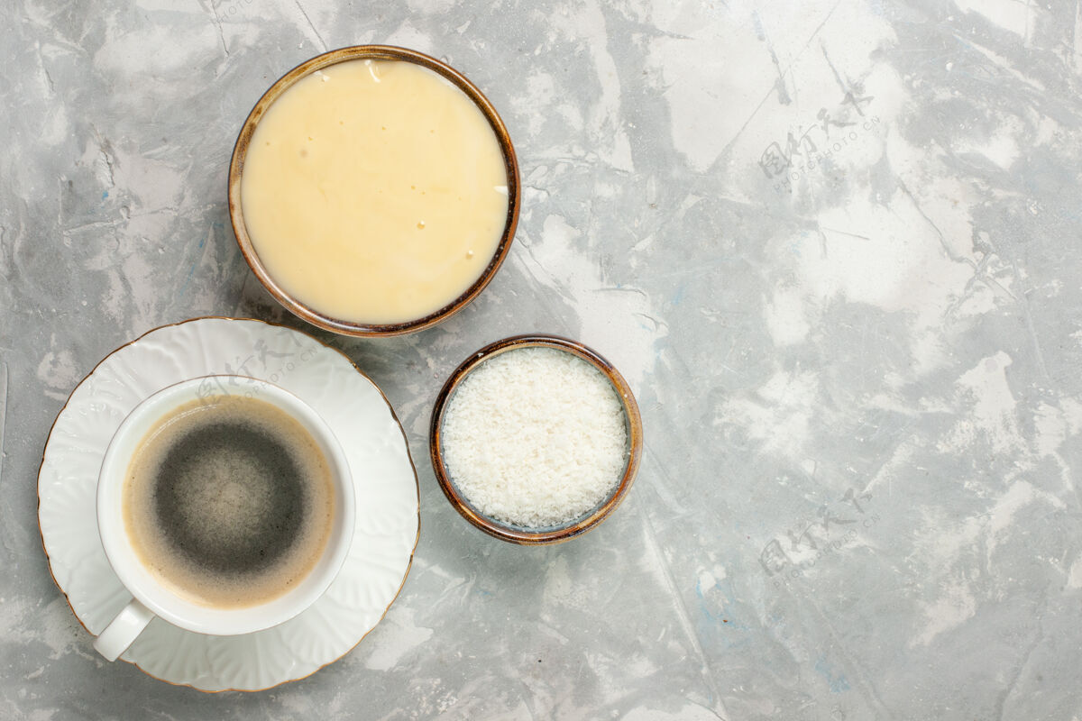 奶油一杯加糖和甜点的咖啡俯视图生的碗视图