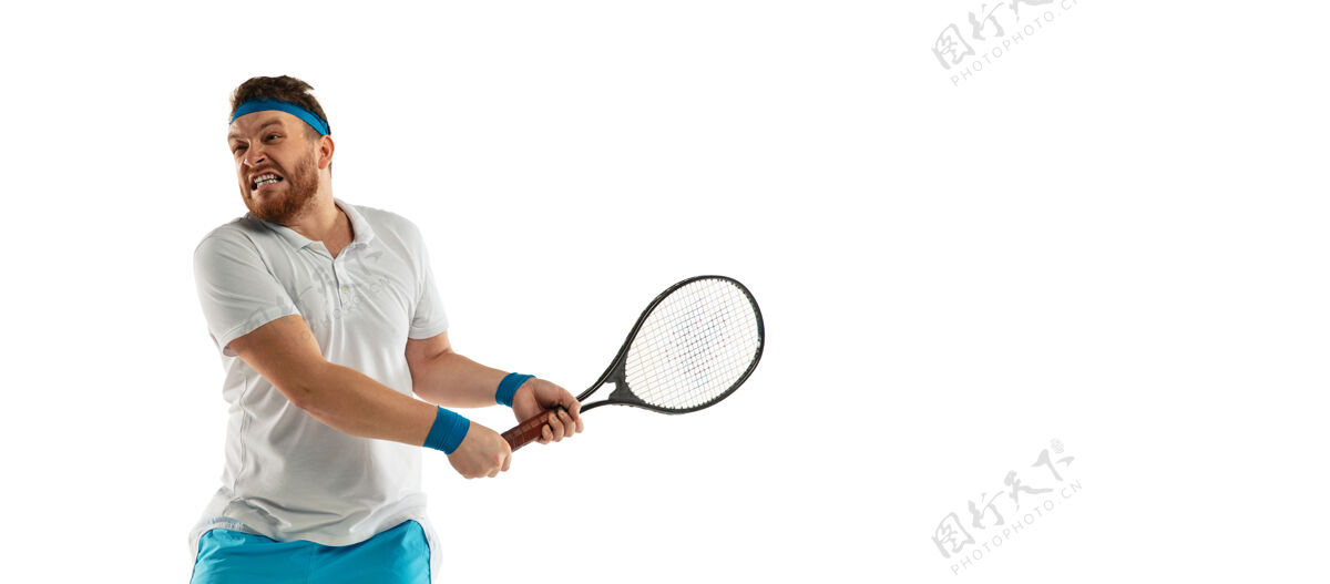 运动员职业网球选手的搞笑情绪孤立在白墙上 比赛中的兴奋效果男的胡须