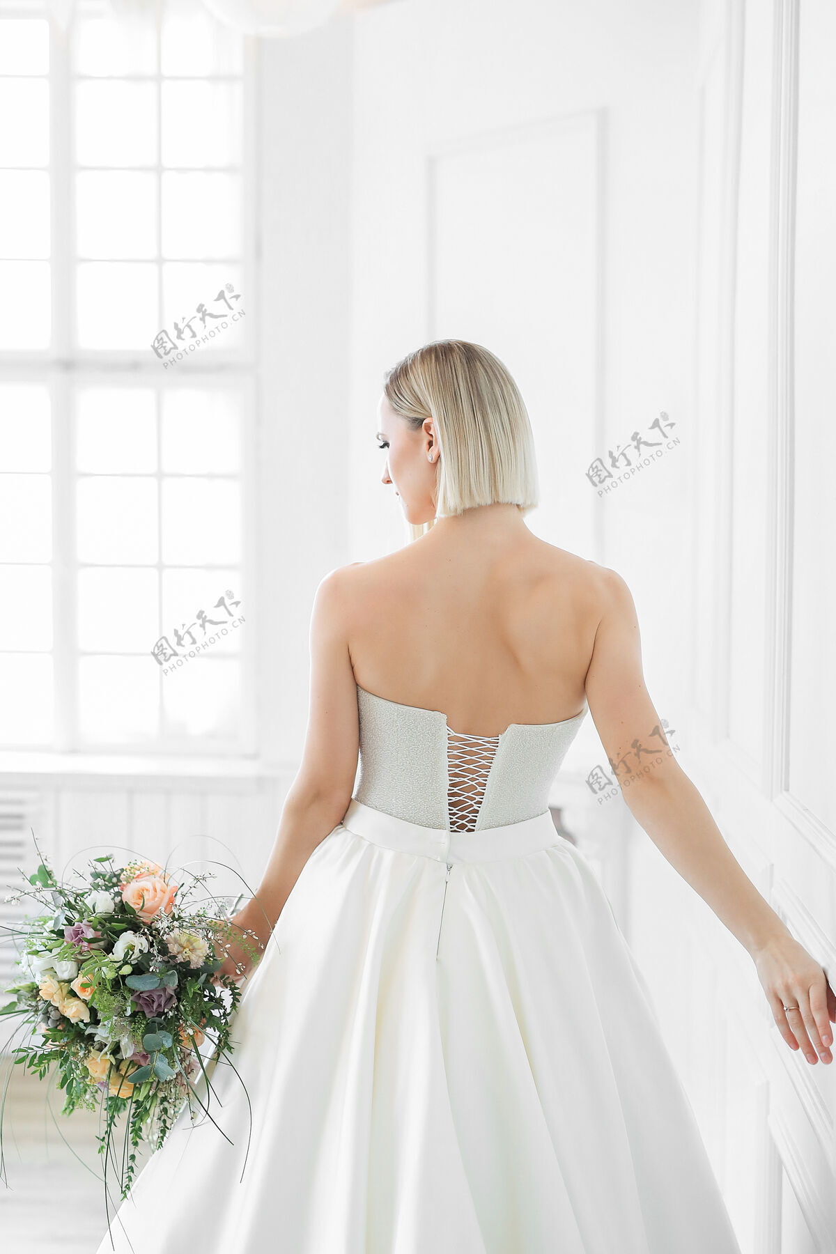 女性婚礼穿着婚纱的美丽新娘礼服花卉时尚