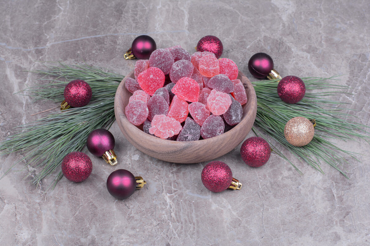 糖果五颜六色的水母在大理石上的木杯里闪光糕点圣诞节