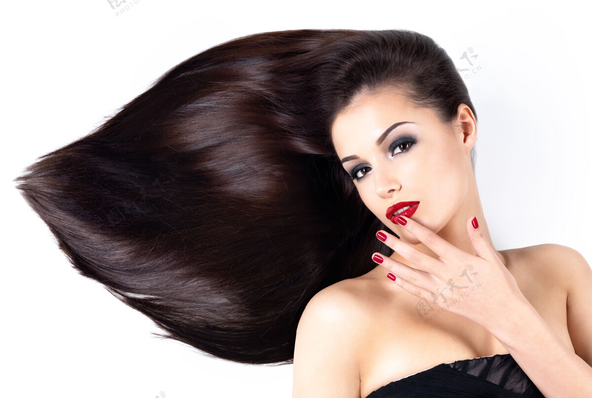 深色美丽的女人 棕色的长直发和优雅的红指甲女性长发白种人