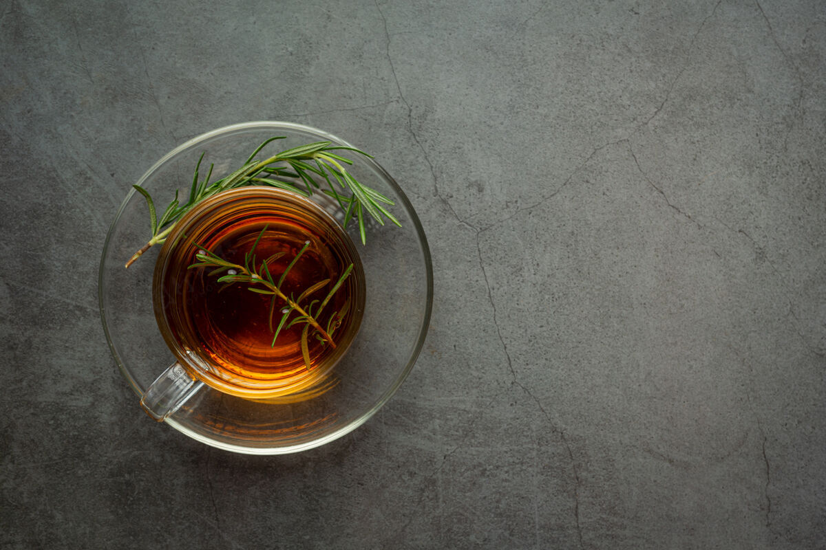 必需迷迭香热茶在杯中即饮新鲜作物植物