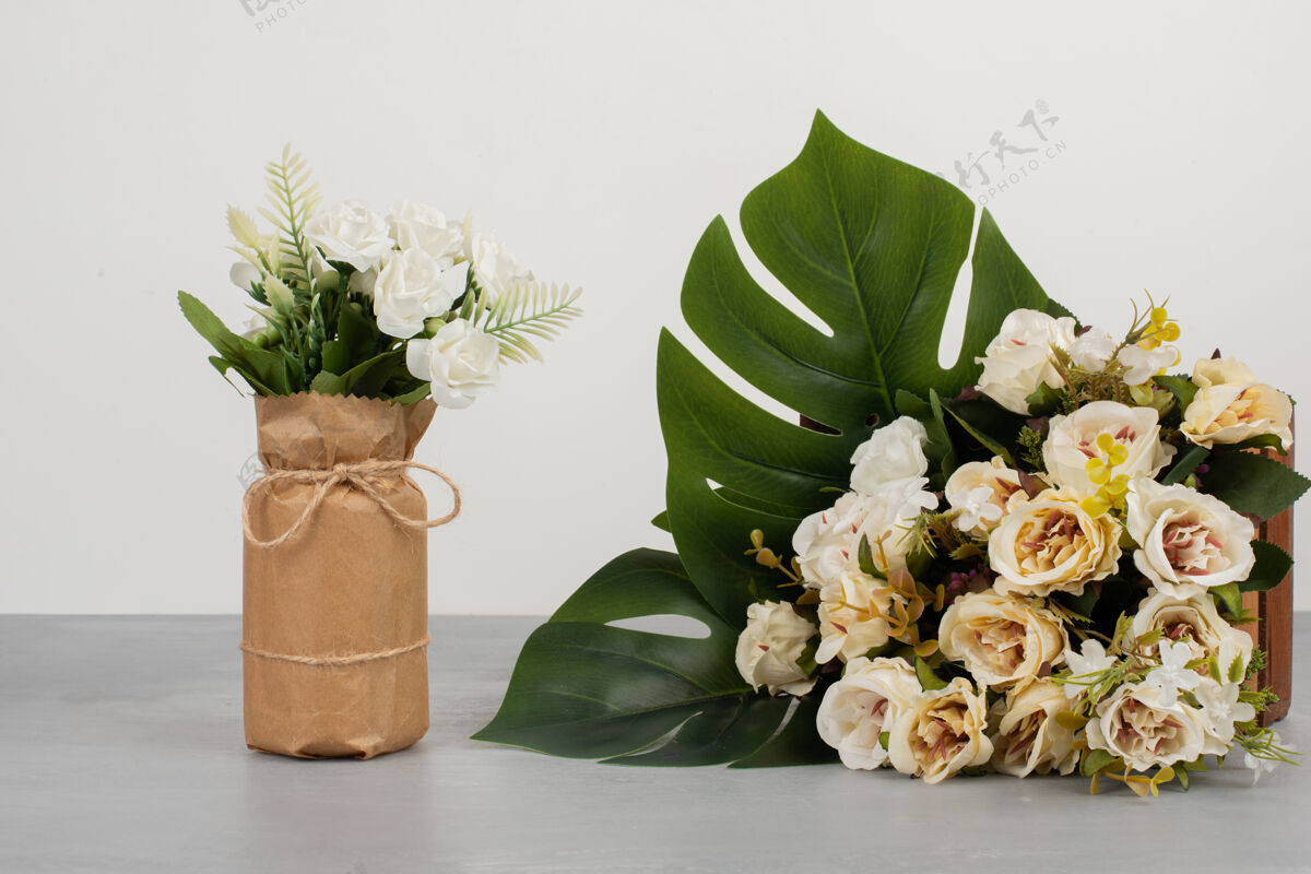 视图美丽的白玫瑰在木箱上 花束在灰色的表面上自然顶部顶部视图