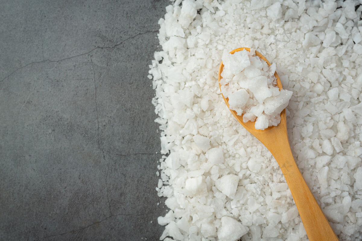 意识把盐放在地板上的木勺里建议调味品指导