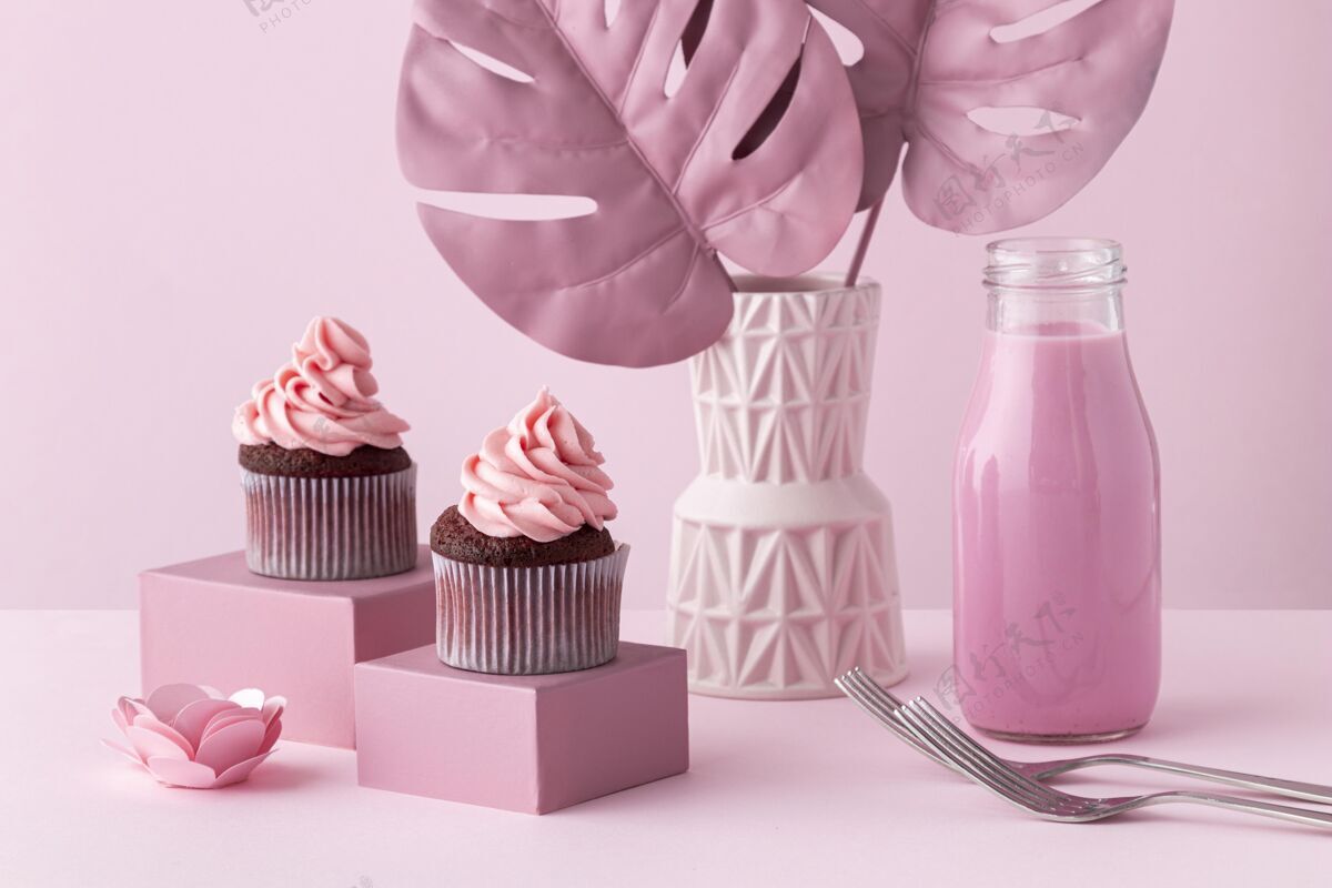 烘焙怪兽植物和粉红色纸杯蛋糕的安排美味食品糖果