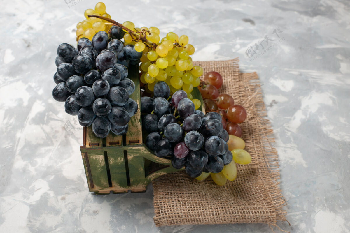 葡萄园白色书桌上的新鲜葡萄 多汁 醇厚的水果甜生的葡萄
