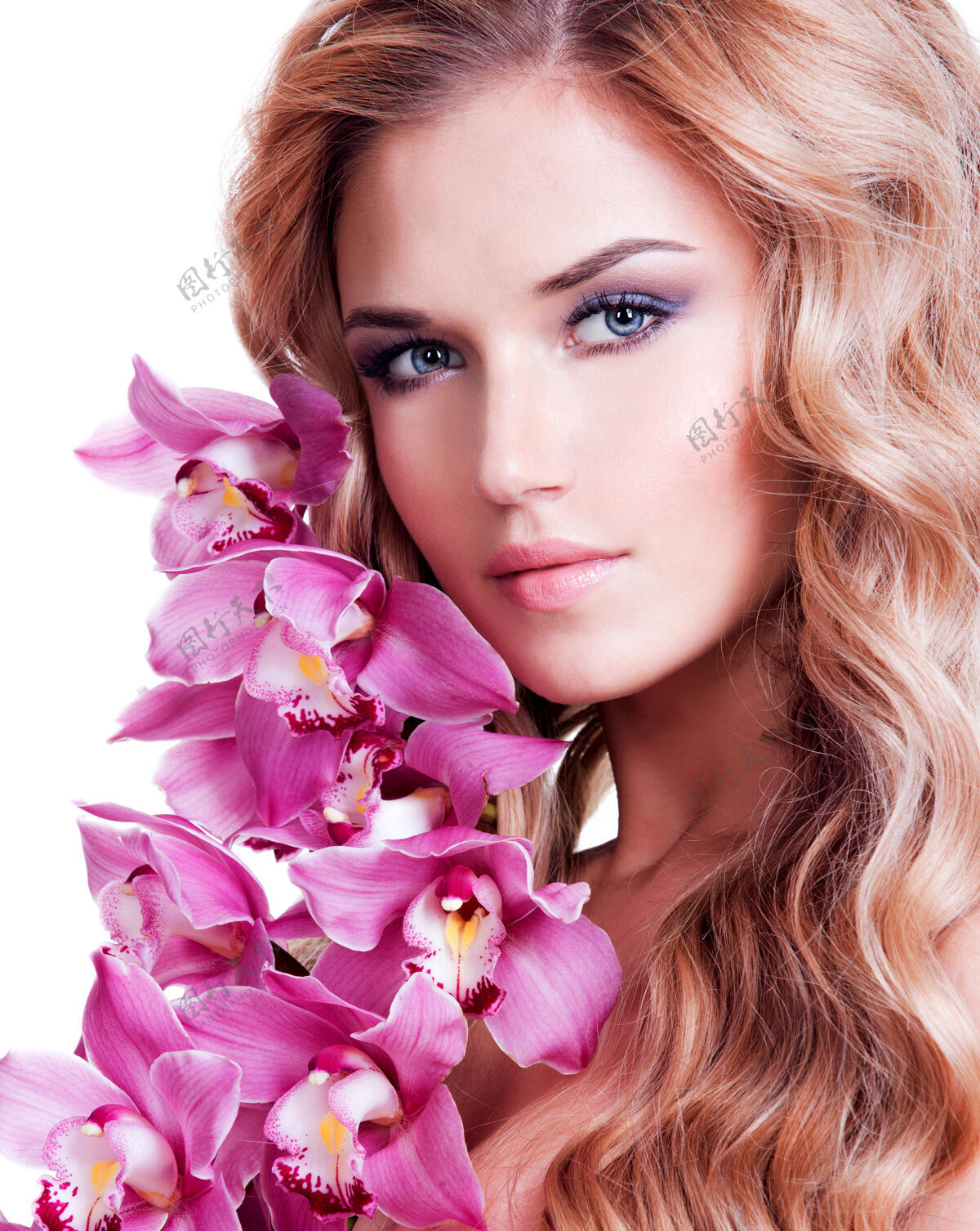 感性美丽的女人的脸 健康的皮肤和粉红色的花在白色的墙上化妆品清洁皮肤护理