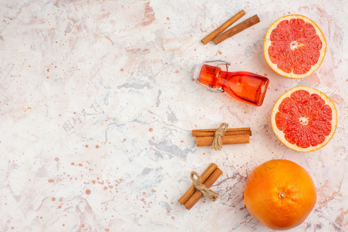 柑橘俯视图切割柚子柚子肉桂棒瓶裸体表面与复制的地方肉桂橘子瓶子