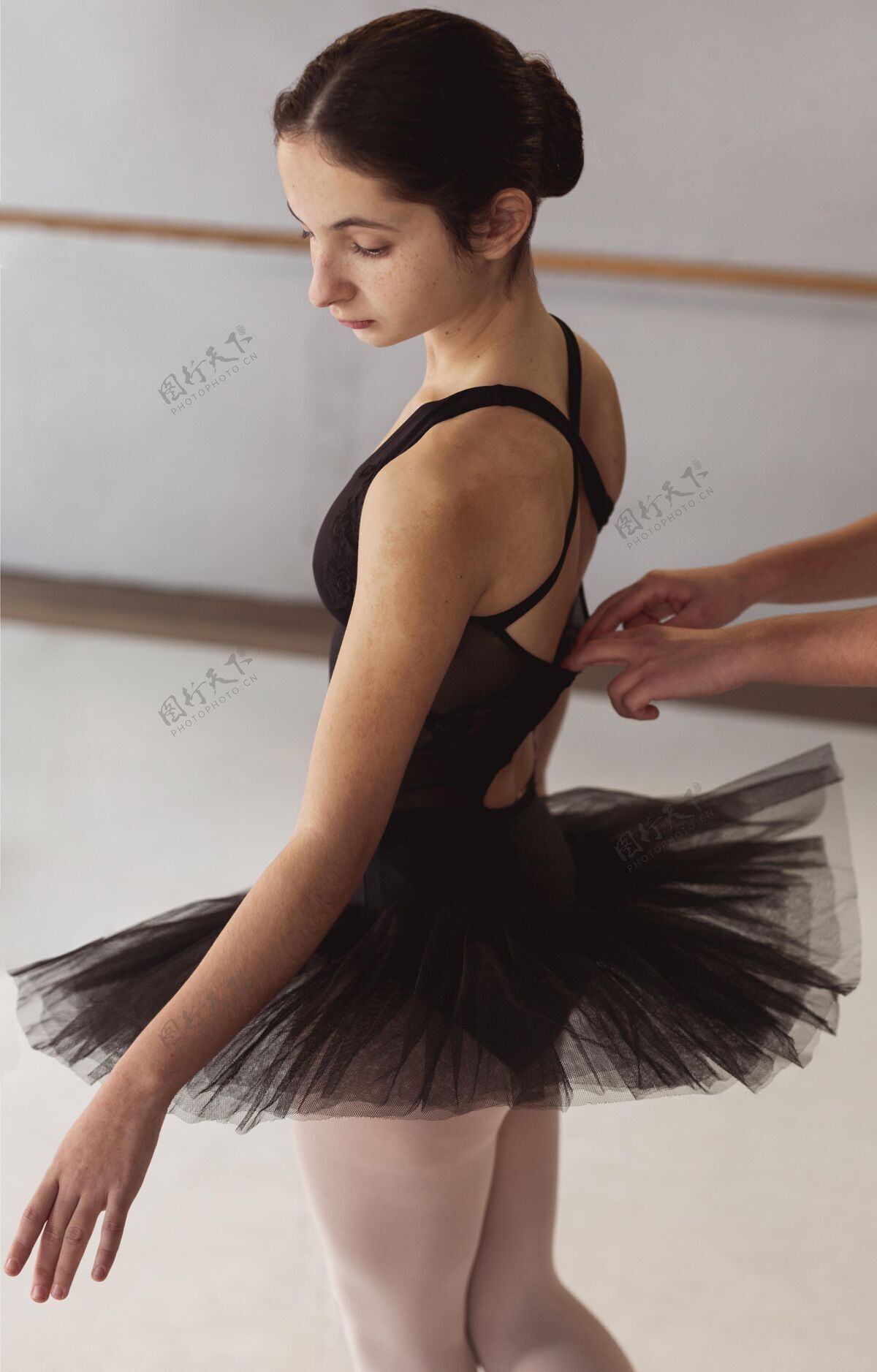 芭蕾芭蕾舞演员穿着芭蕾舞裙准备表演芭蕾舞演员垂直舞蹈