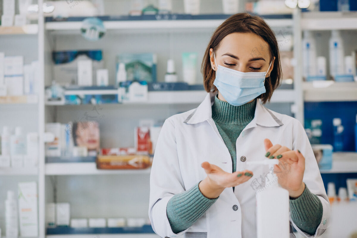 药品年轻的女药剂师用消毒剂洗手外套冠状病毒专业知识