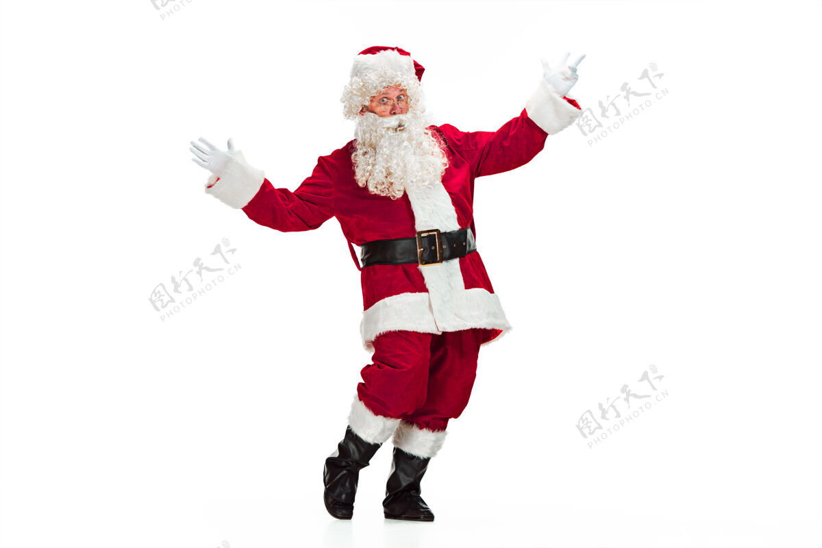 夏娃一个穿着圣诞老人服装 留着奢华的白胡子 戴着圣诞老人的帽子和一件红色服装的男人的肖像——全身都是白色的父亲圣诞节旧的