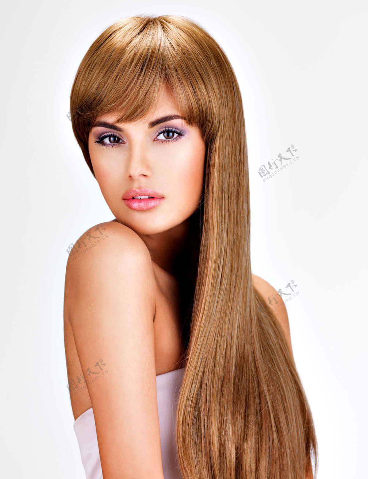 发型一位留着棕色长直发的印度美女的肖像直直发长发