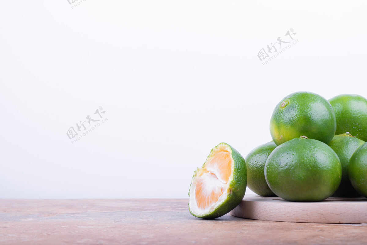 酸大理石表面有许多绿色的橘子好吃水果维生素