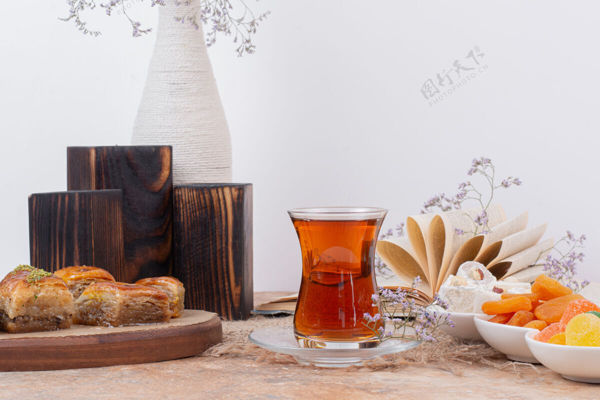 杏在大理石桌上放一杯茶 糖果和传统的各种烤肉视图糖传统