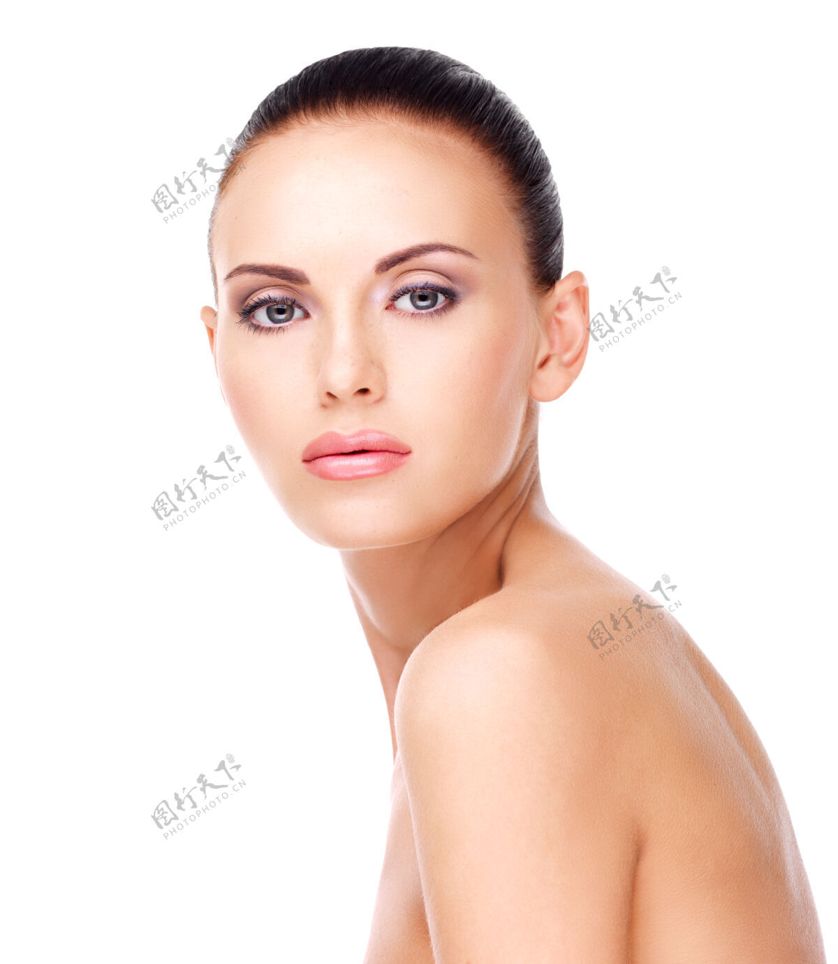 背景一个有着美丽脸庞的成年女性的肖像-隔离在白色上护肤理念肖像女性皮肤