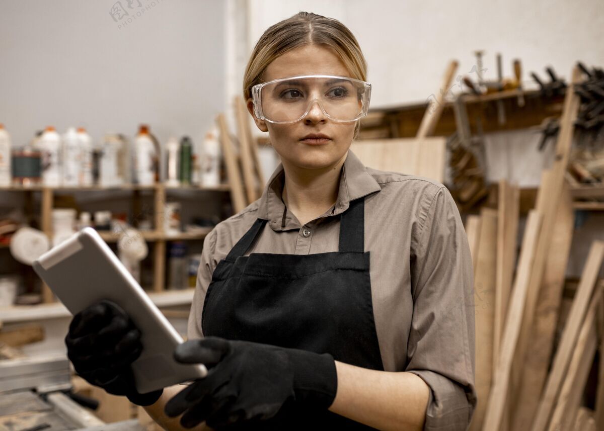 专业知识女木匠正视图 带安全眼镜 手持平板职业资格技能职业