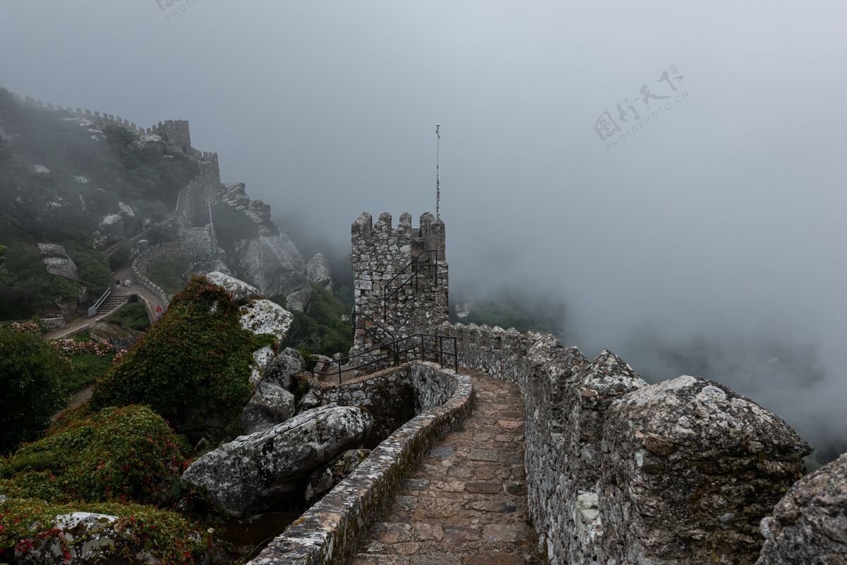 中世纪历史城堡摩尔在辛特拉 葡萄牙在一个雾天历史葡萄牙雾