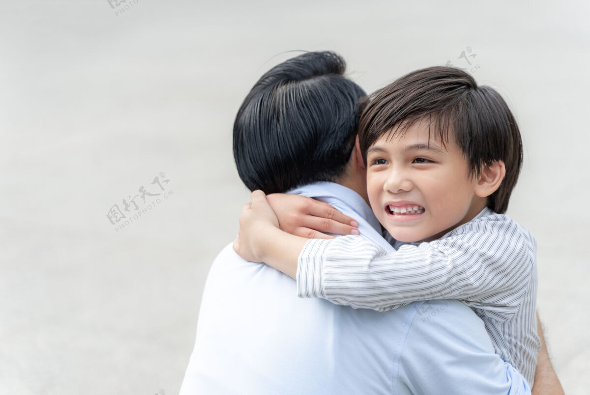 家庭儿子抱着爸爸充满幸福 单身爸爸和儿子幸福亚洲家庭理念父亲小玩耍