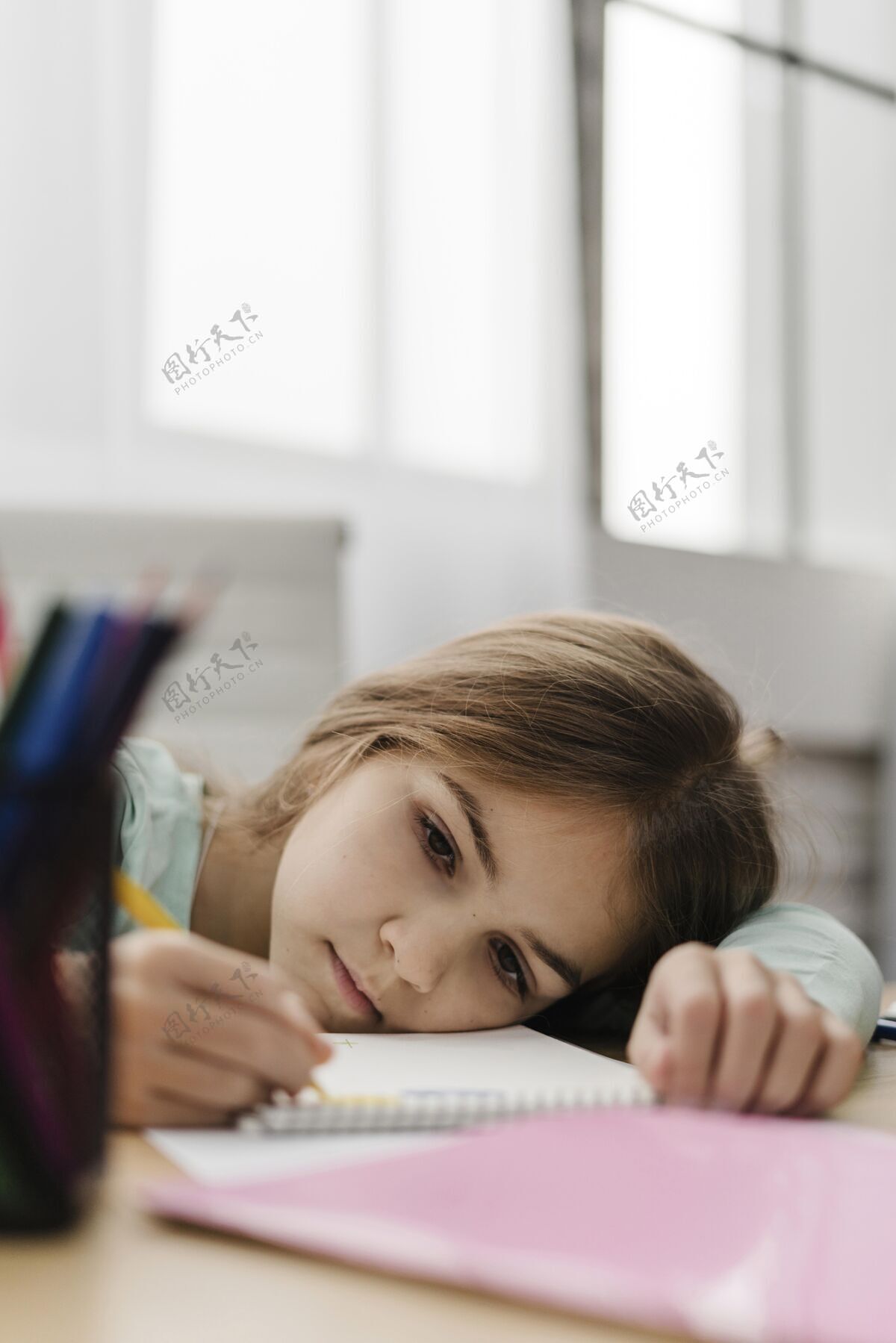 家庭教育小女孩无聊的时候记笔记学校安全安全