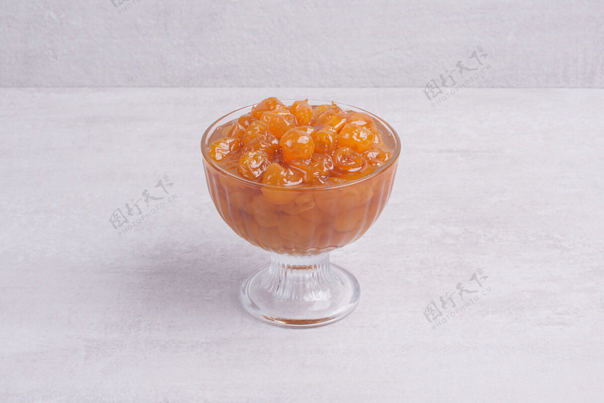 水果樱桃果酱在白玻璃上含糖有机食用