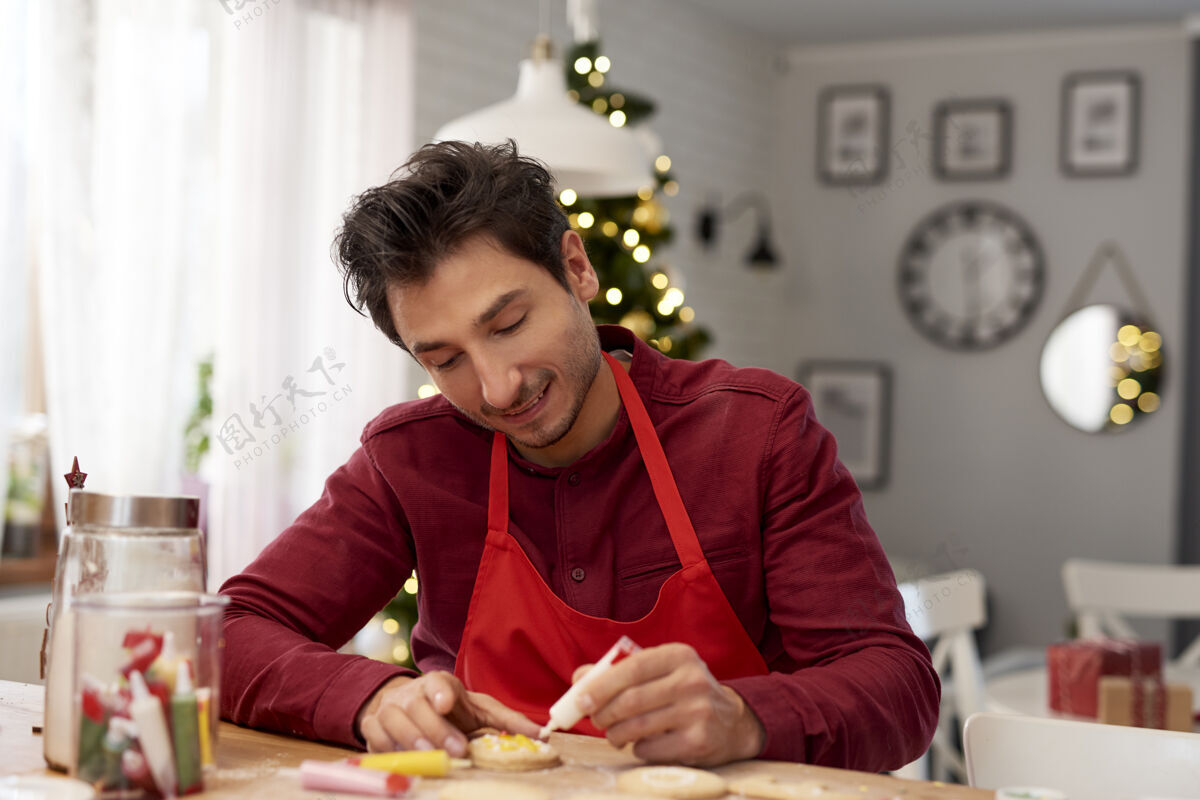 饼干为圣诞节装饰饼干的快乐男人食品庆祝男性