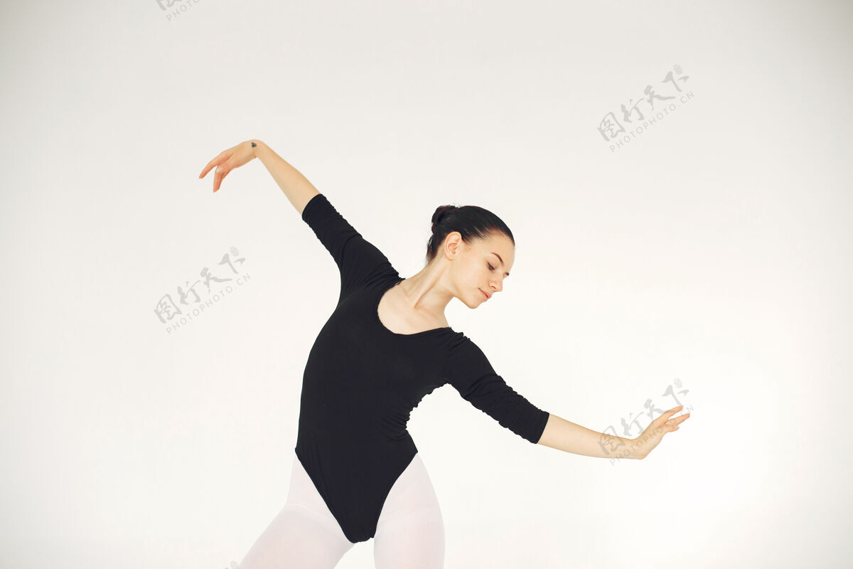移动漂亮的芭蕾舞演员尖角的芭蕾舞演员人平衡女人
