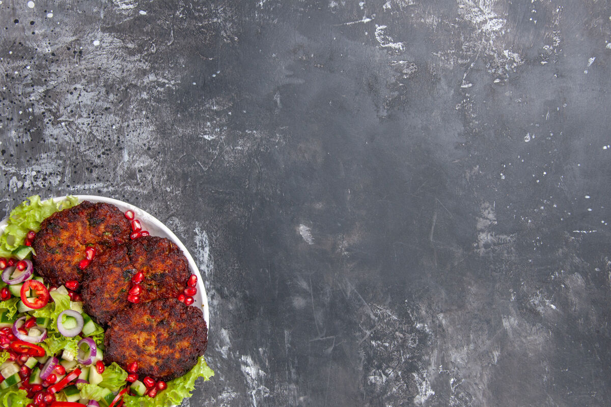 冷顶视图美味肉排配新鲜沙拉复制空间水视图