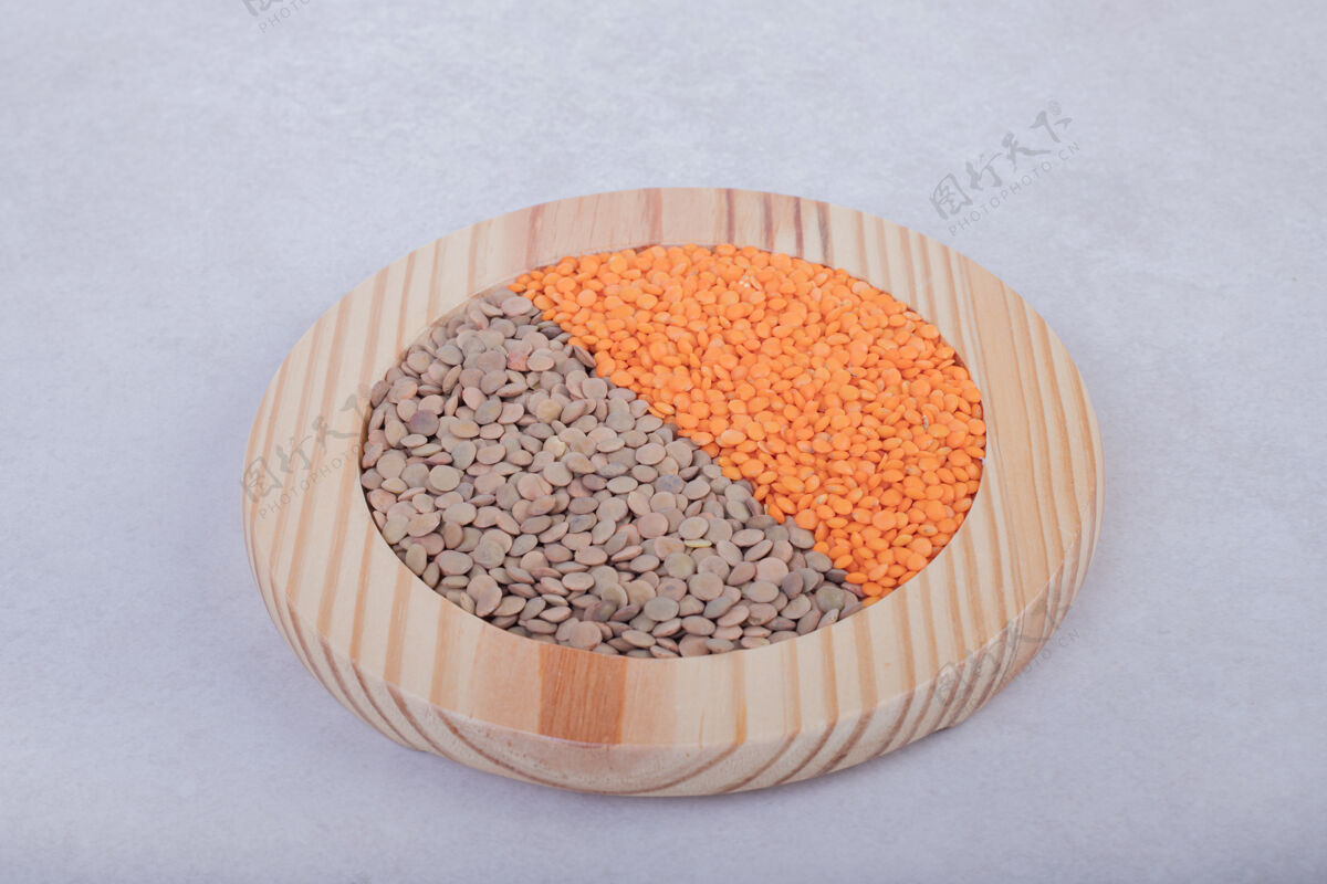 顶视图两种生豆和扁豆放在木盘里视野木质豌豆