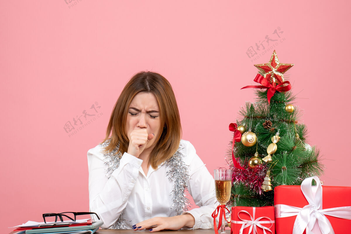 圣诞节女职工围坐在圣诞礼物旁咳嗽粉红色的正视图笔记本电脑电脑人