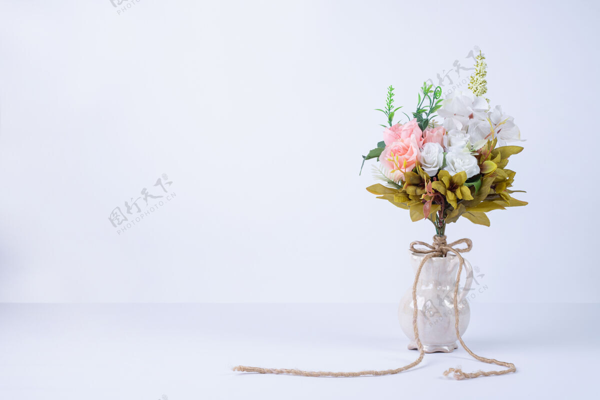 花瓶白色和粉色的花在白色的陶瓷花瓶上牡丹叶绽放