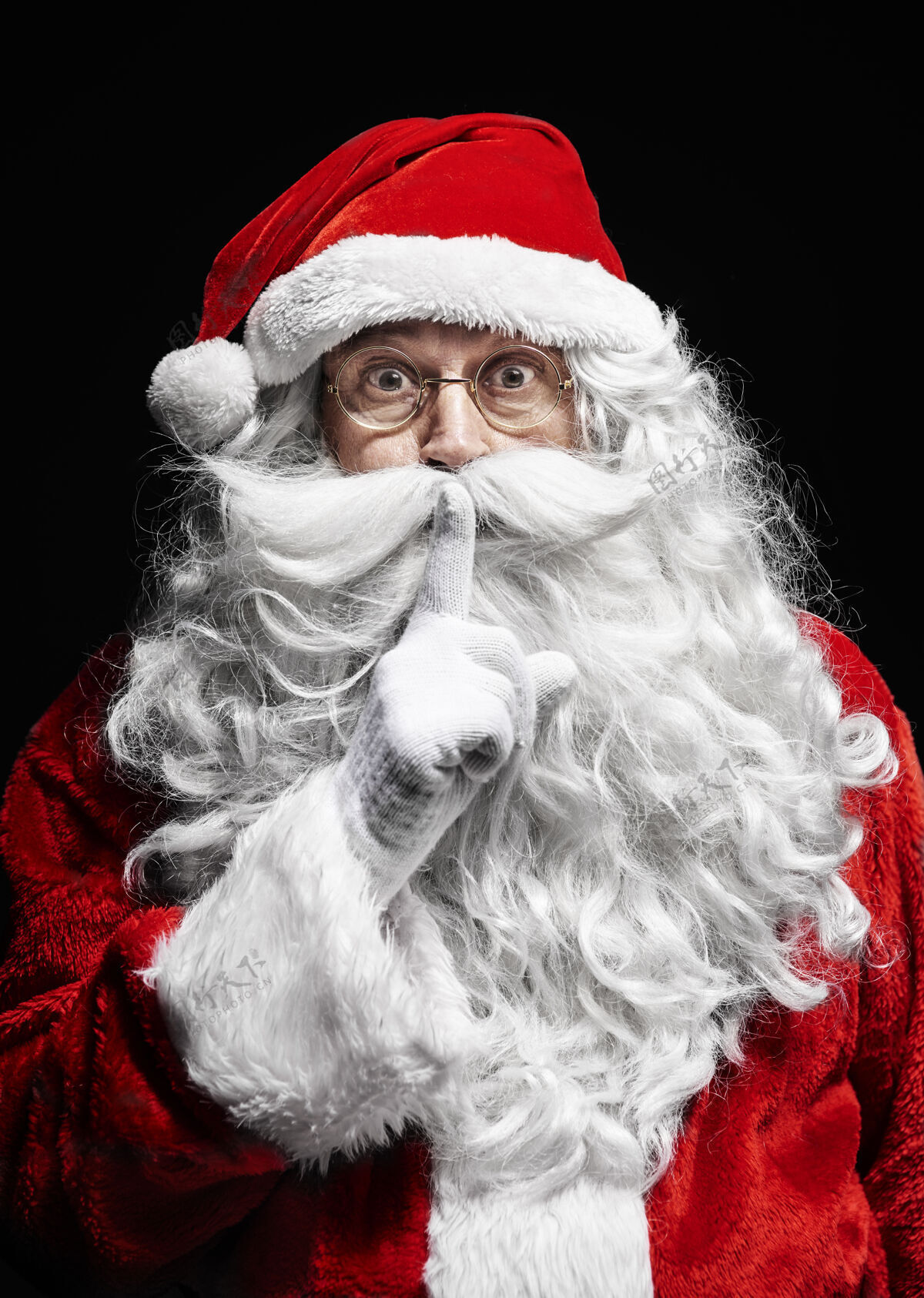 圣诞节圣诞老人在摄影棚做手势的画像嘴唇平安夜耳语