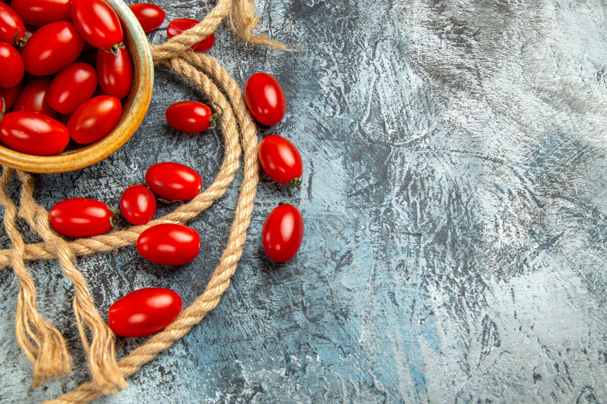 成熟顶视图红樱桃番茄与绳索绳索食物红樱桃西红柿
