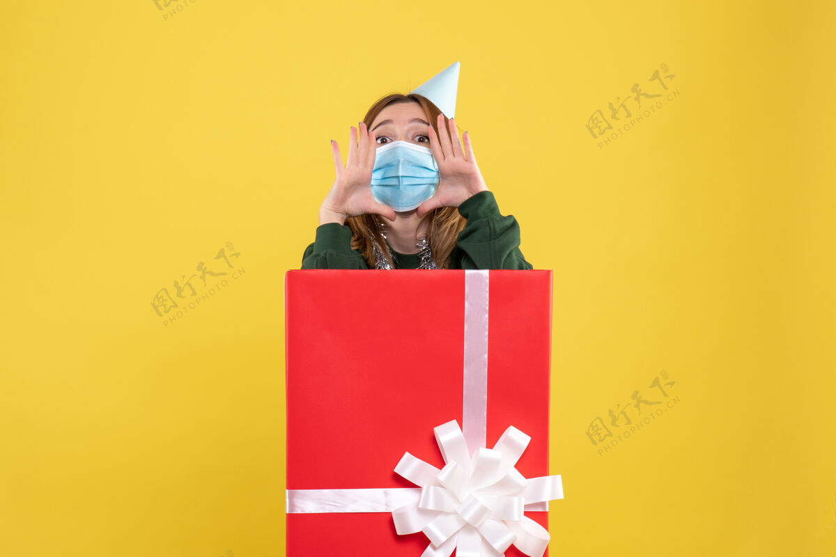 面具正面图无菌口罩内的年轻女性礼品盒礼物颜色内部