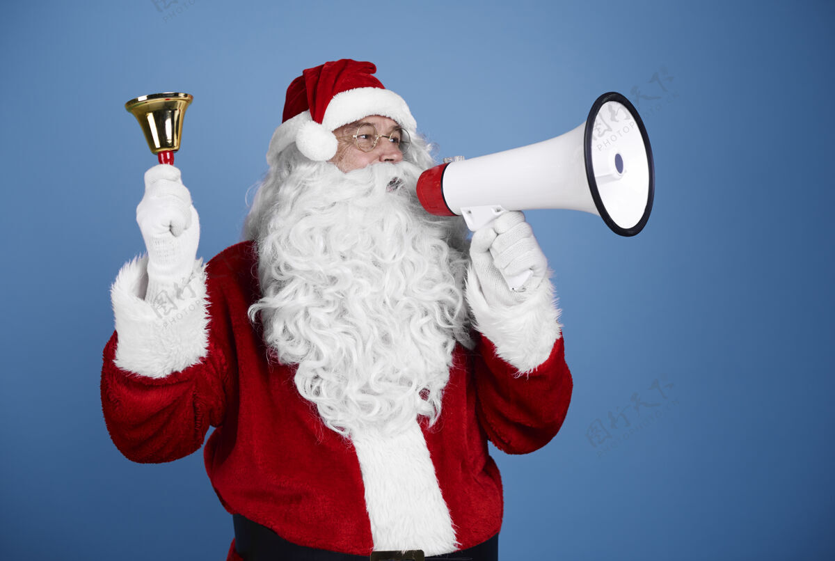 圣诞时间圣诞老人拿着手铃对着扩音器大叫颤抖公众服装