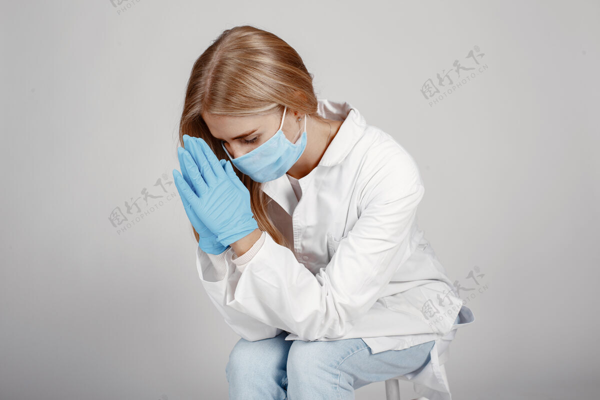 医生戴着医用面罩的医生冠状病毒主题隔离在白色背景上为医生祈祷工作Covid19成人