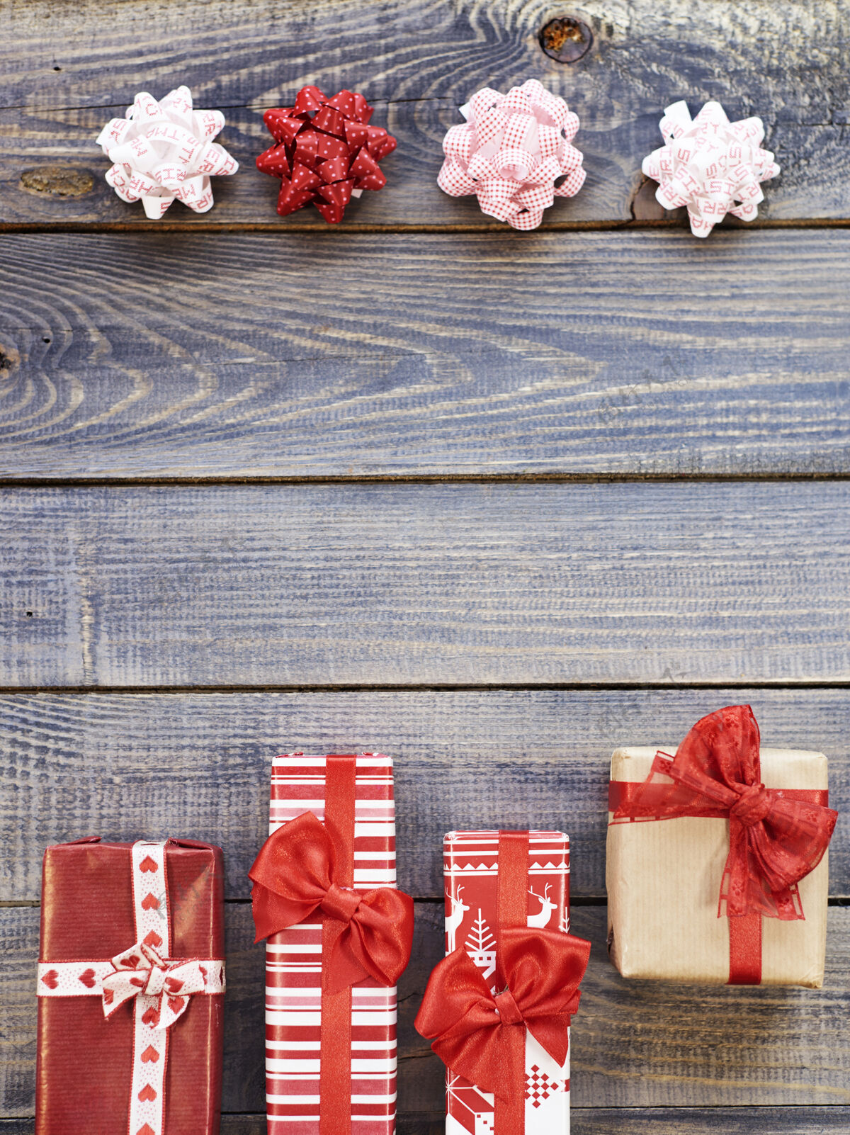 礼物与蝴蝶结相对的圣诞礼物在一排圣诞礼物并排