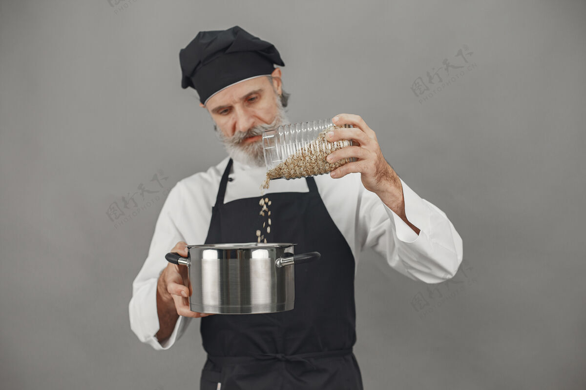 主管一个拿着燕麦片罐子的高级男人专业的商业方法燕麦自助餐人